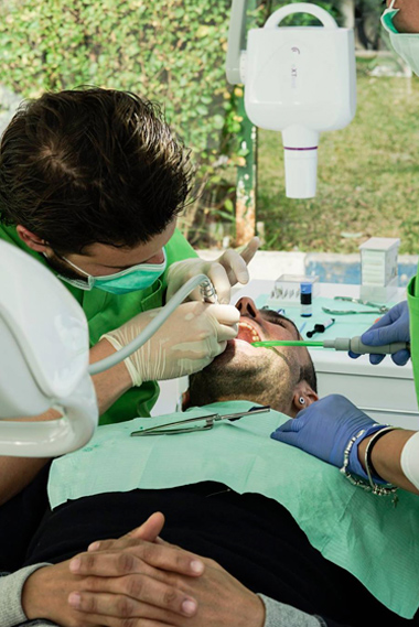 Dentistas en malaga haciendo una exploración bucal